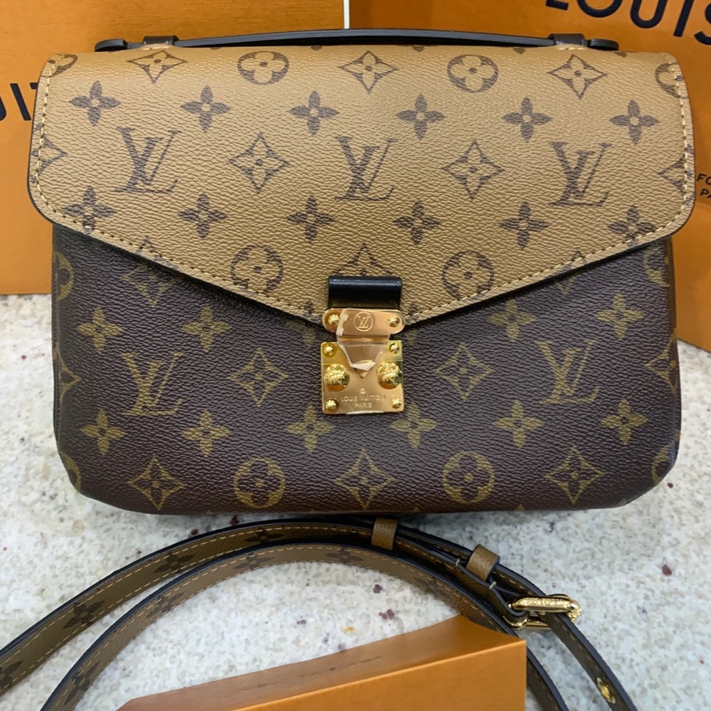 Louis Vuitton pochette Métis reverse